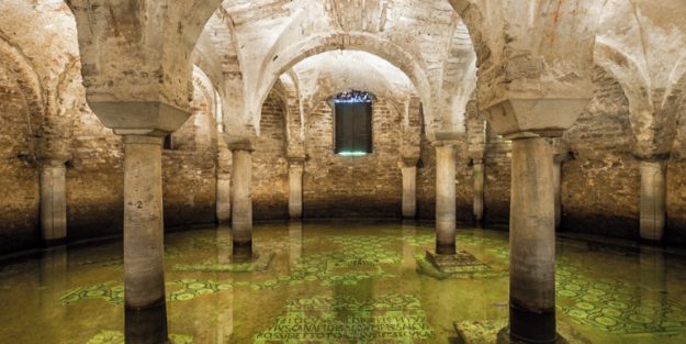 Cripta allagata con pilastrini