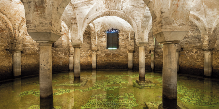 Cripta della Basilica di S. Francesco Cripta allagata con pilastrini