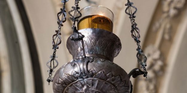 Particolare della lampada votiva