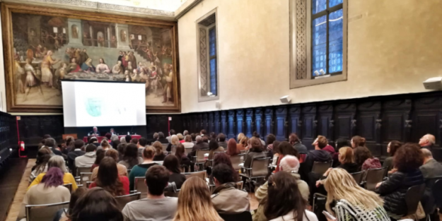 Conversazioni dantesche Pubblico in sala con videoproiettore e quadro sulla parete