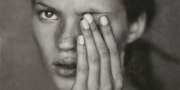 Kate Moss – foto di Paolo Roversi Donna che si copre un occhio