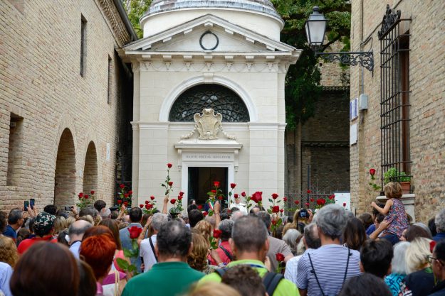 Ermanna Montanari e Marco Martinelli danno voce al Canto V del Purgatorio con la partecipazione delle cittadine e dei cittadini della Chiamata Pubblica del loro Cantiere Dante e Malagola