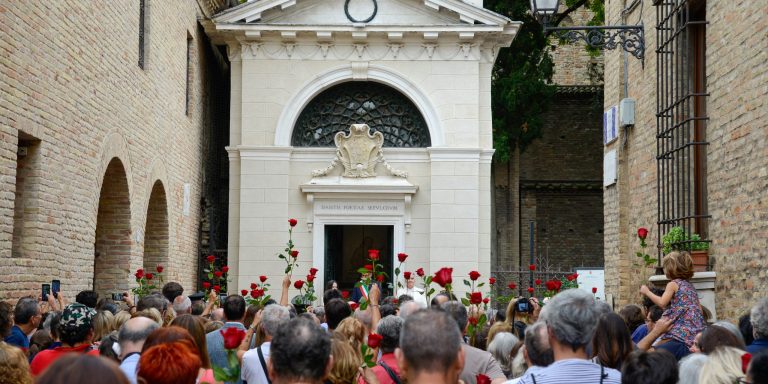 Ermanna Montanari e Marco Martinelli danno voce al Canto V del Purgatorio con la partecipazione delle cittadine e dei cittadini della Chiamata Pubblica del loro Cantiere Dante e Malagola
